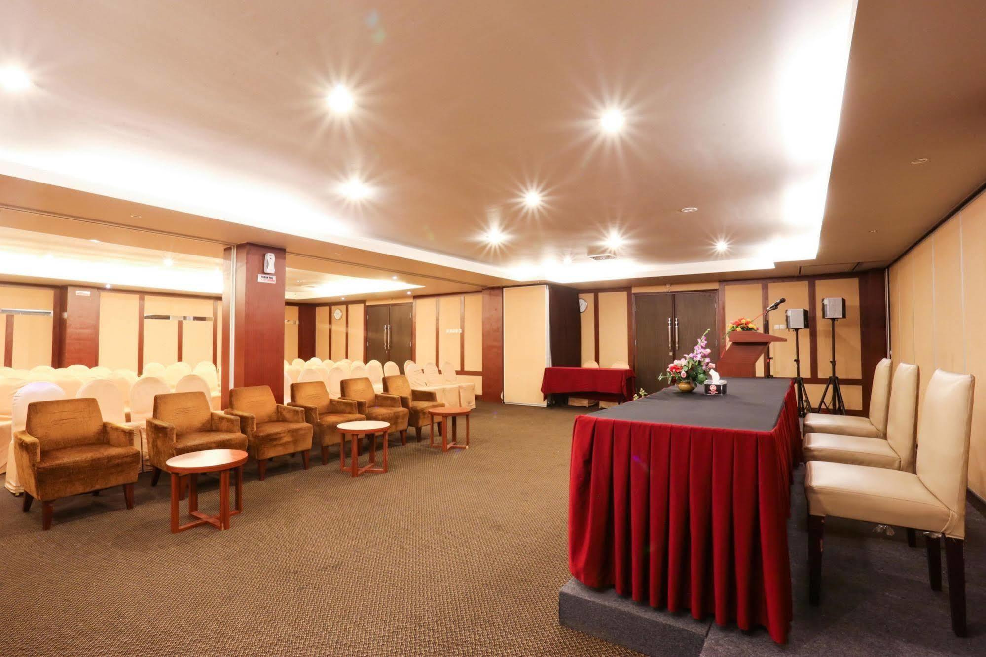 Collection O 1279 Hotel Grand Celino Makassar Exterior photo
